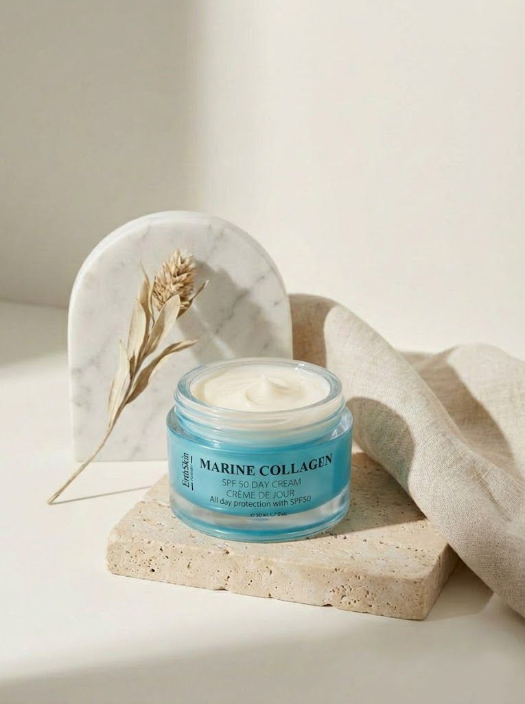 Vasetto di crema giorno ErthSkin London Meereskollagen SPF50 su pietra. Crema nel vetro. Testo: Marine Collagen, SPF 50 Day Cream.