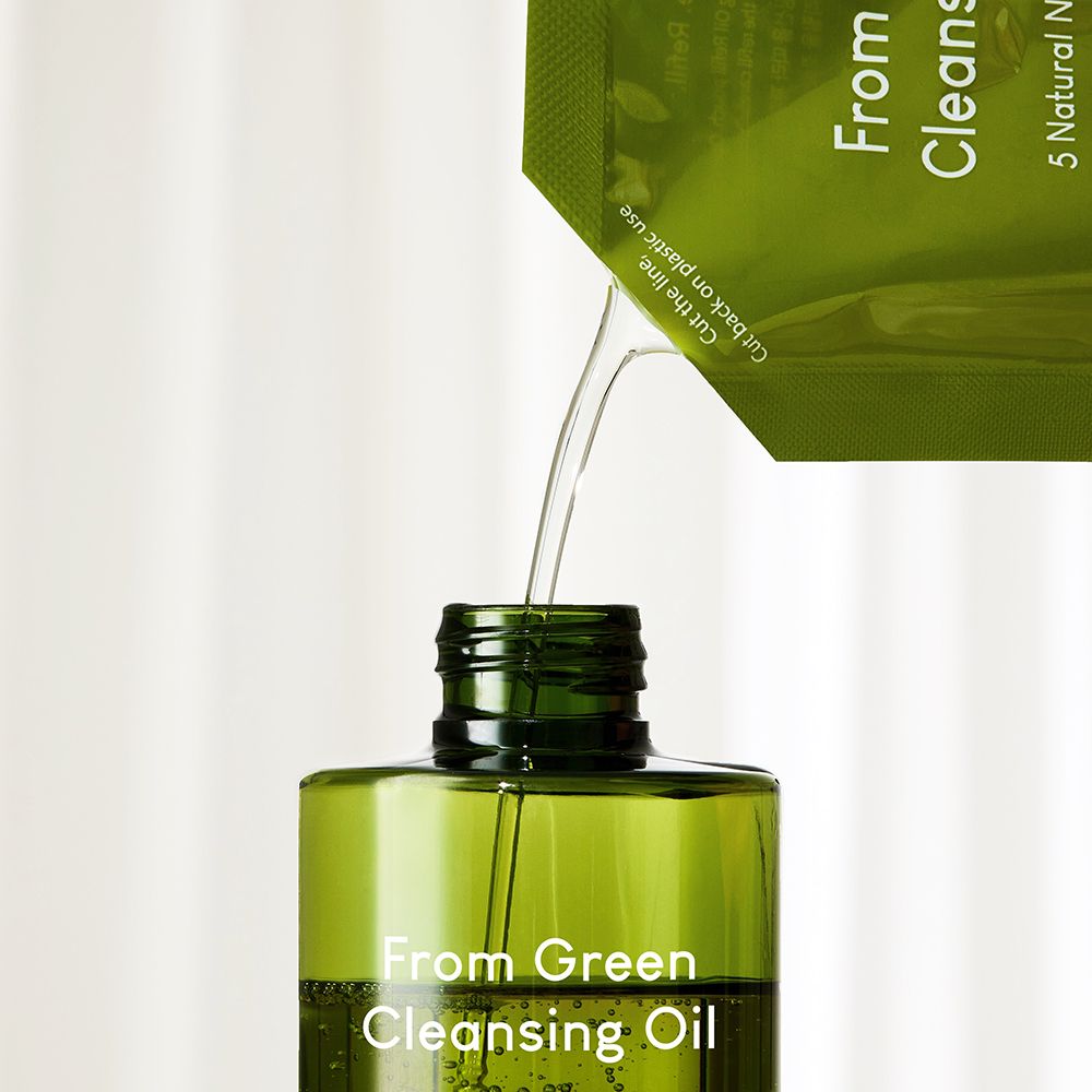 Il prodotto viene versato da una ricarica verde in una bottiglia verde. Scritta: "From Green Cleansing Oil".