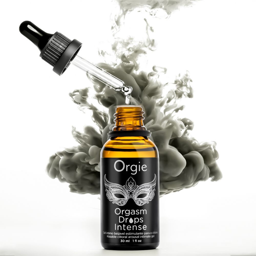 Orgie Orgasm Drops Intense. Flacone con contagocce. Liquido marrone. Gocce che cadono nel flacone. Sfondo con fumo.