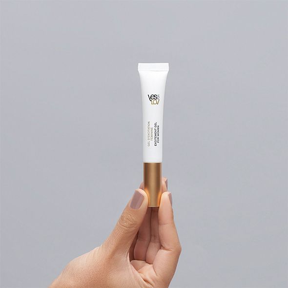 Prodotto in tubo bianco con base dorata. Logo YESforLOV e testo. Tenuto in mano.