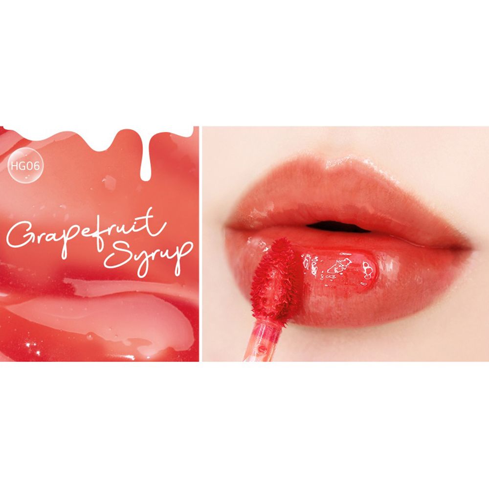 Labbra con lucidalabbra applicato. A destra, labbra con applicatore. A sinistra, testo: Grapefruit Syrup, HG06.