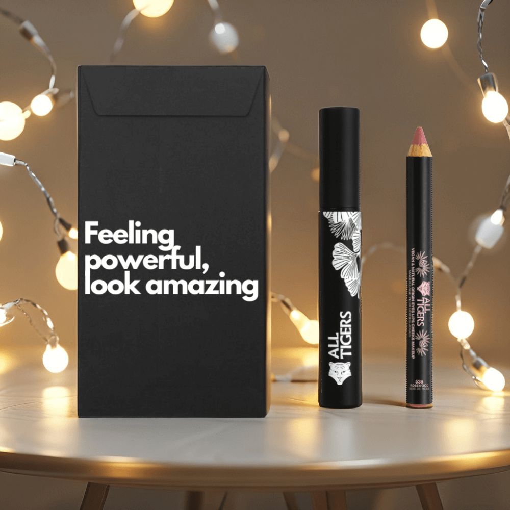 Set trucco nero con mascara, matita labbra e busta. Sulla busta la scritta "Feeling powerful, look amazing".
