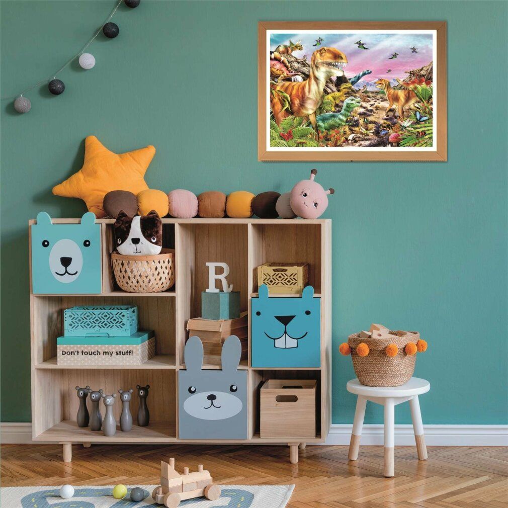 Puzzle incorniciato con motivo dinosauri su una parete verde. Sotto, una mensola con giocattoli e decorazioni.
