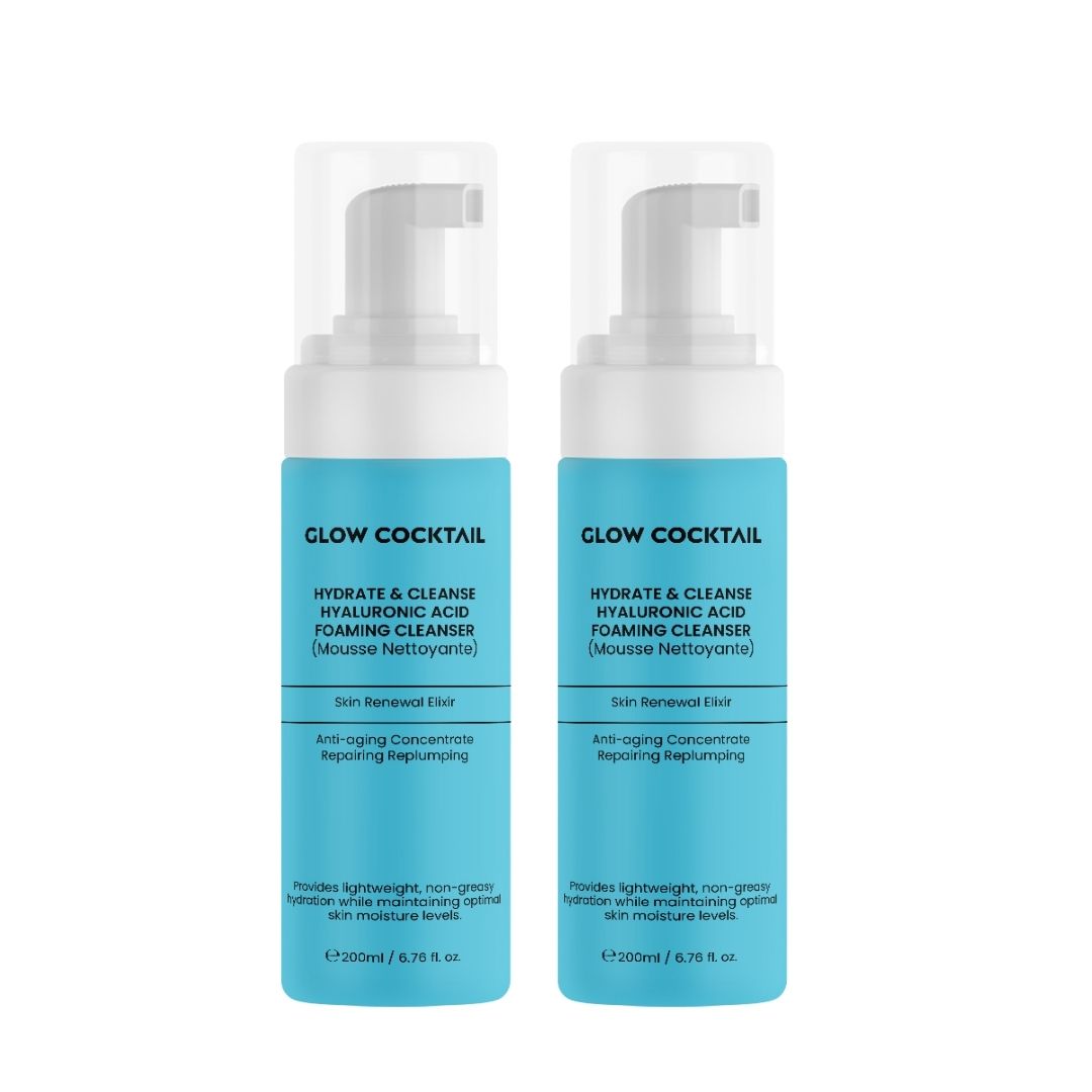 Due flaconi con erogatore bianco ed etichetta blu. Scritta: Glow Cocktail, Hydrate & Cleanse, Acido Ialuronico. 200ml.