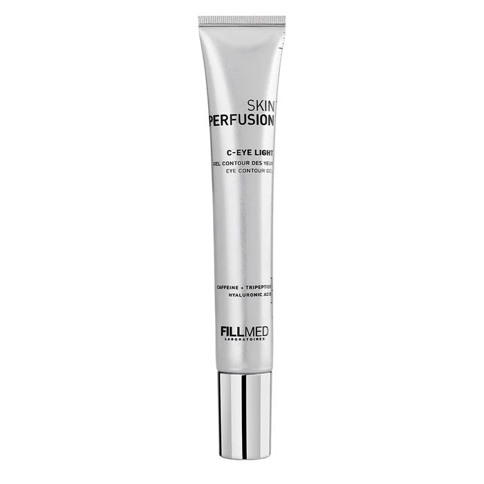 Tubo argento con scritta nera: SKIN PERFUSION C-EYE LIGHT. Contiene caffeina, tripeptide, acido ialuronico. Logo FILLMED.