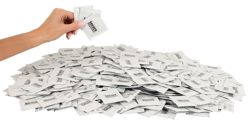 Mucchio di preservativi confezionati singolarmente. Una mano ne tiene alcuni. Sulle confezioni è scritto "Secura Condoms".