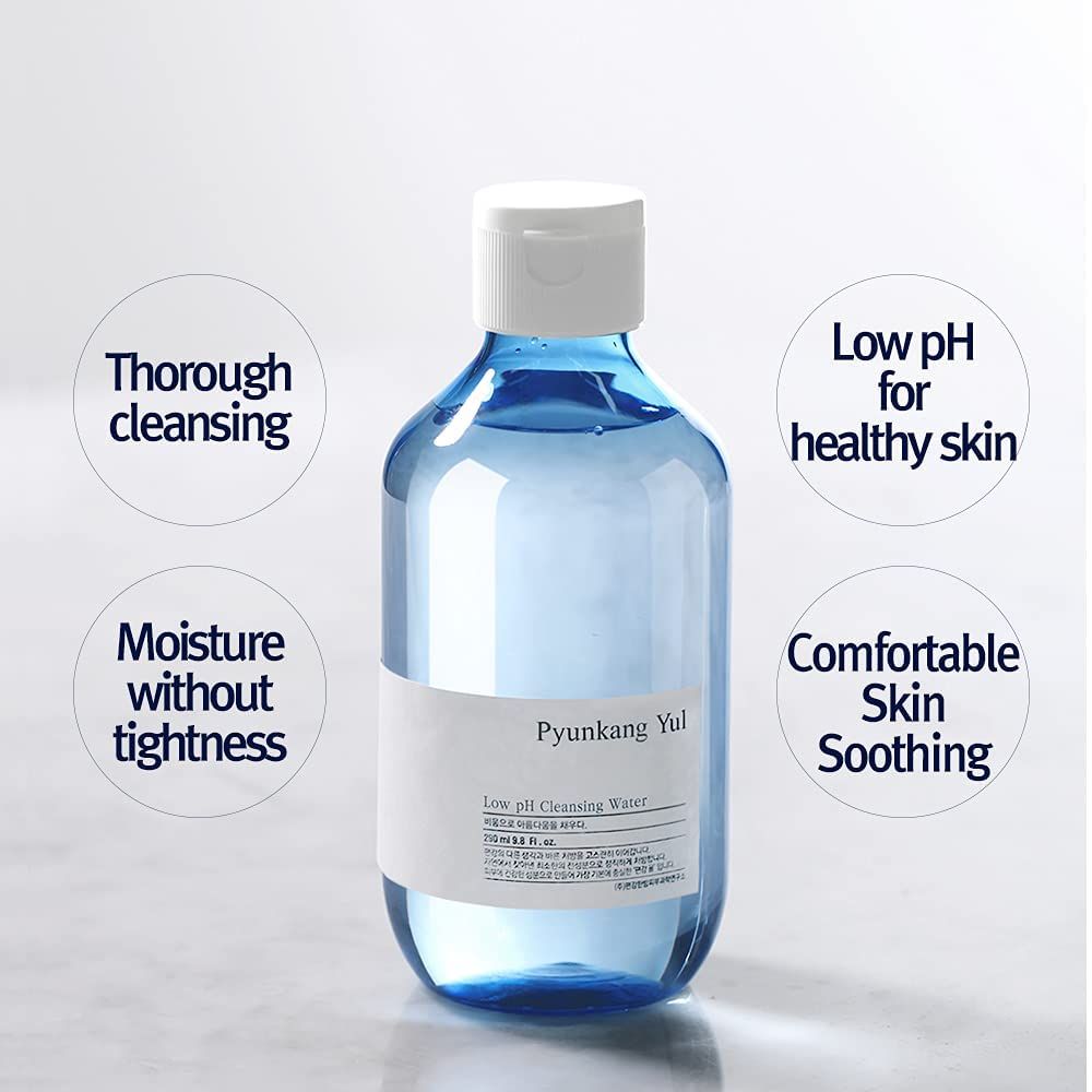 Bottiglia blu con tappo bianco. Testo: Thorough cleansing, Low pH for healthy skin, etc.