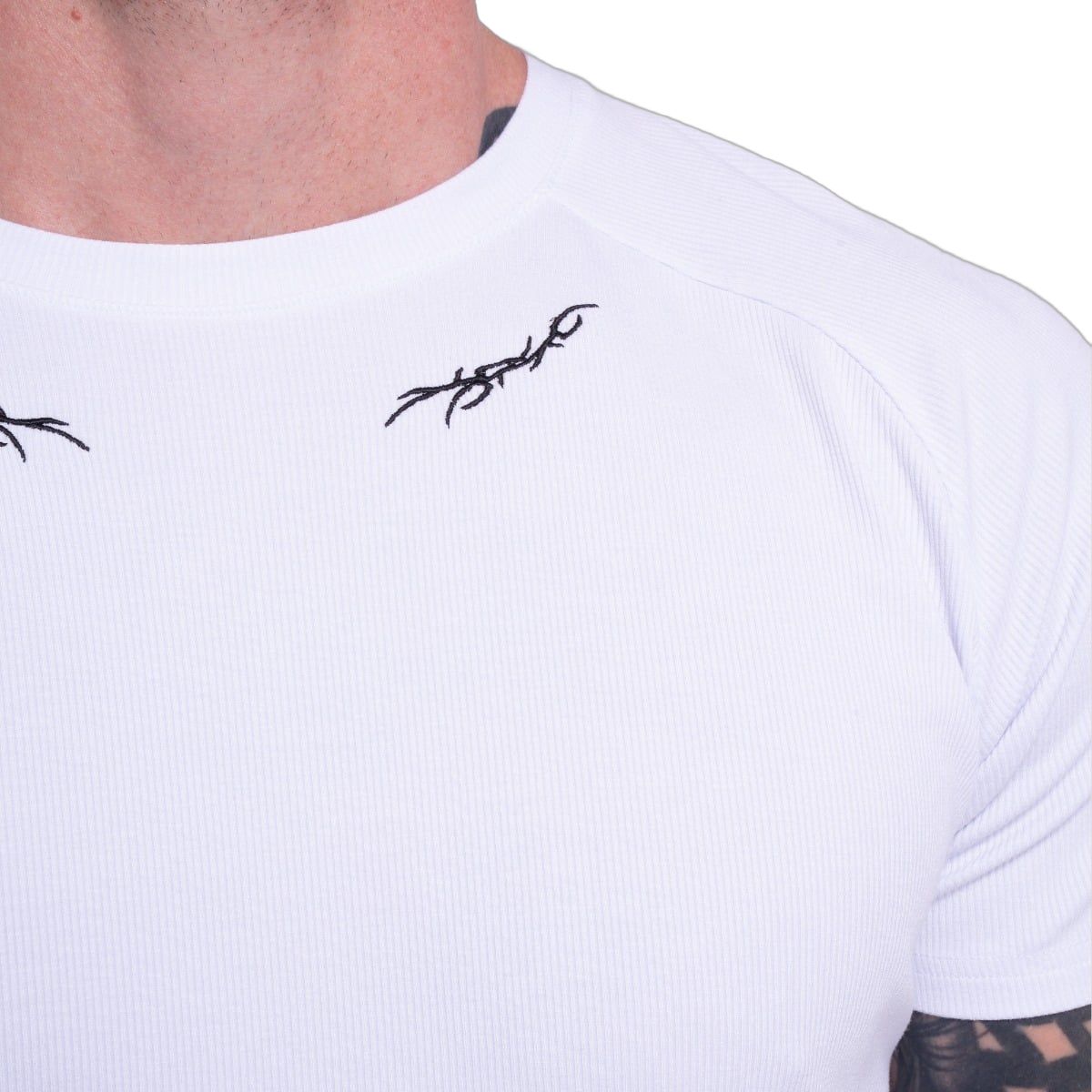 GymBeam T-shirt uomo Tribal bianca slim fit a coste con manica corta