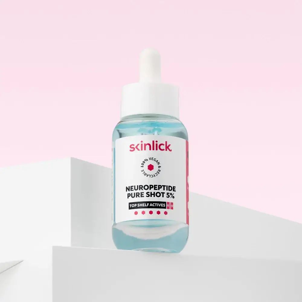Siero blu in bottiglia di vetro con tappo bianco. Scritta: Skinlick, Neuropeptide Pure Shot 5%. Vegano e riciclabile.