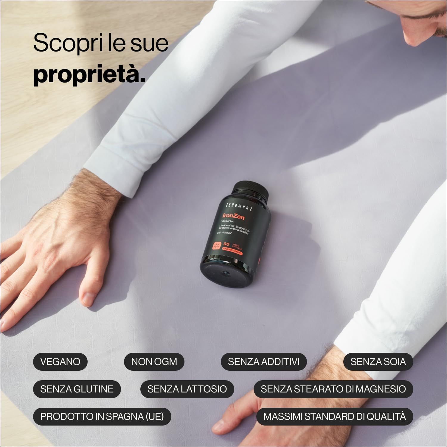 Uomo con flacone di capsule. Testo: Vegano, Non OGM, Senza additivi, Senza soia, ecc.