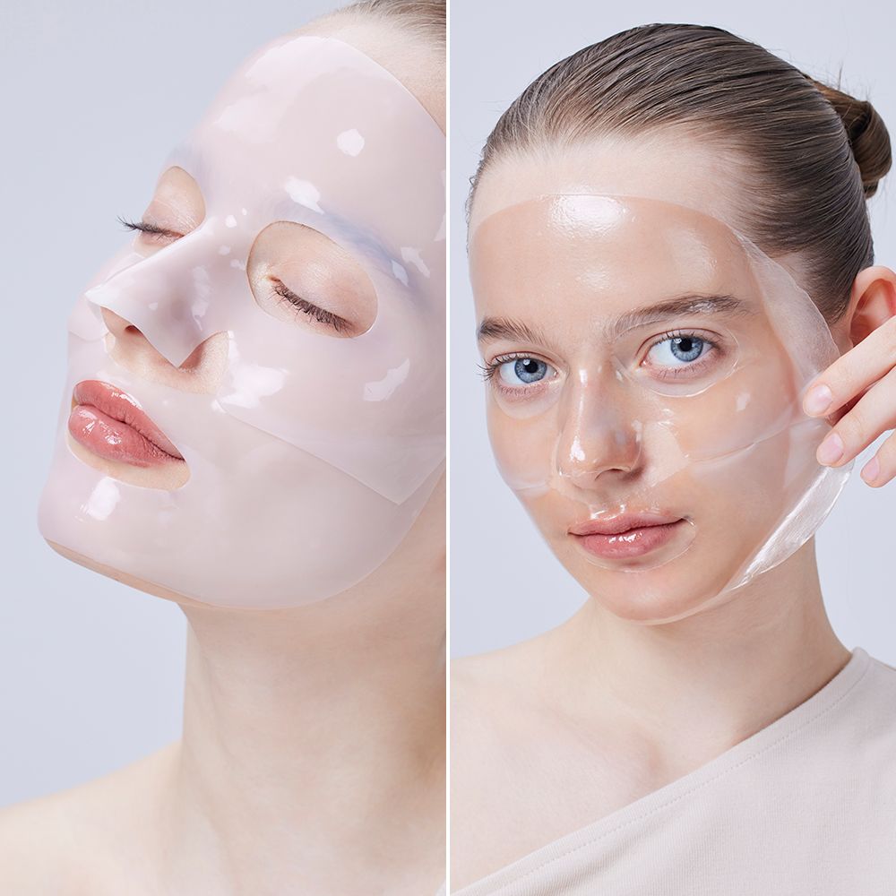 Donna con maschera idrogel applicata sul viso. Vista laterale.