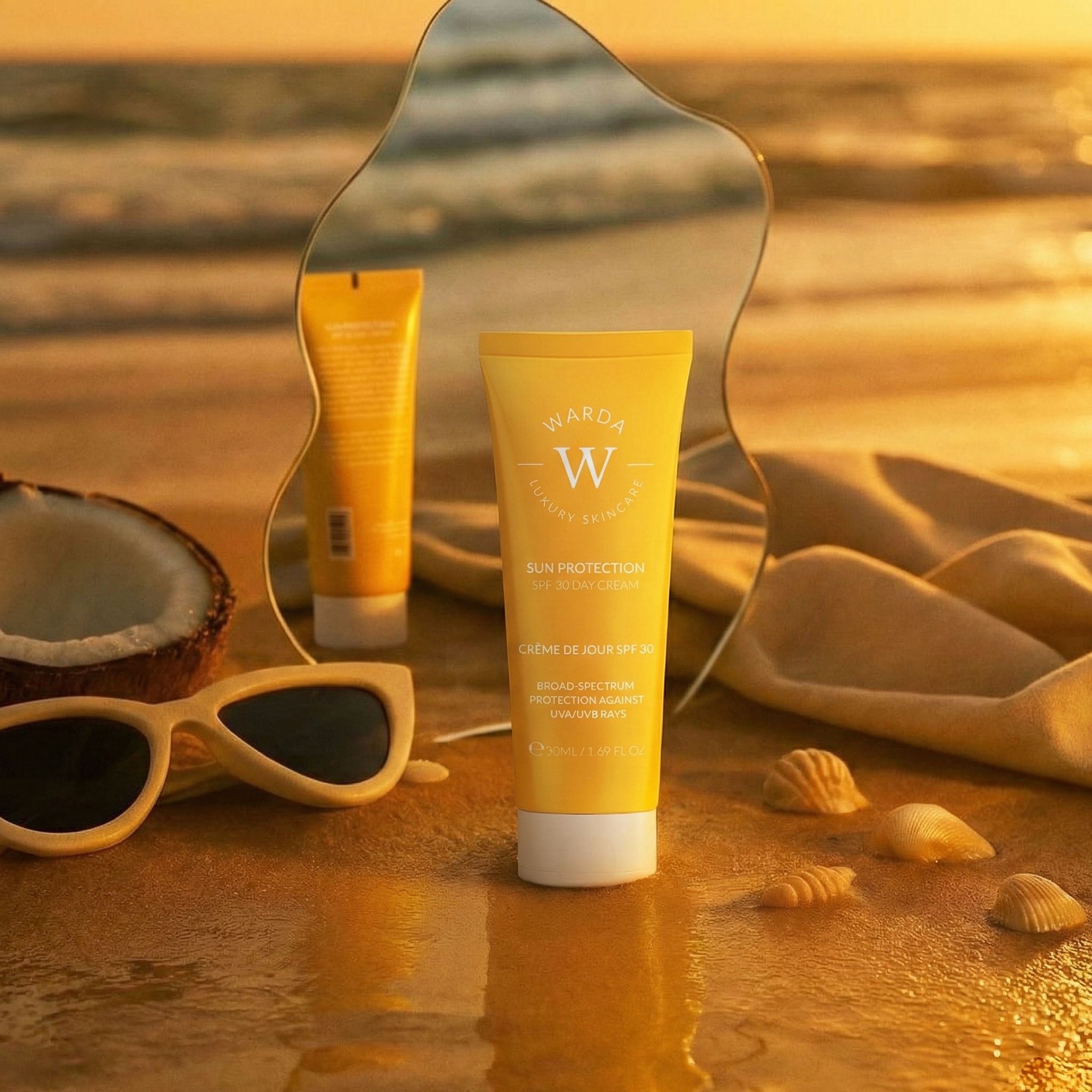 Tubo giallo sulla spiaggia, riflesso. Occhiali da sole, cocco e conchiglie. Scritta: Sun Protection SPF 30 Day Cream.