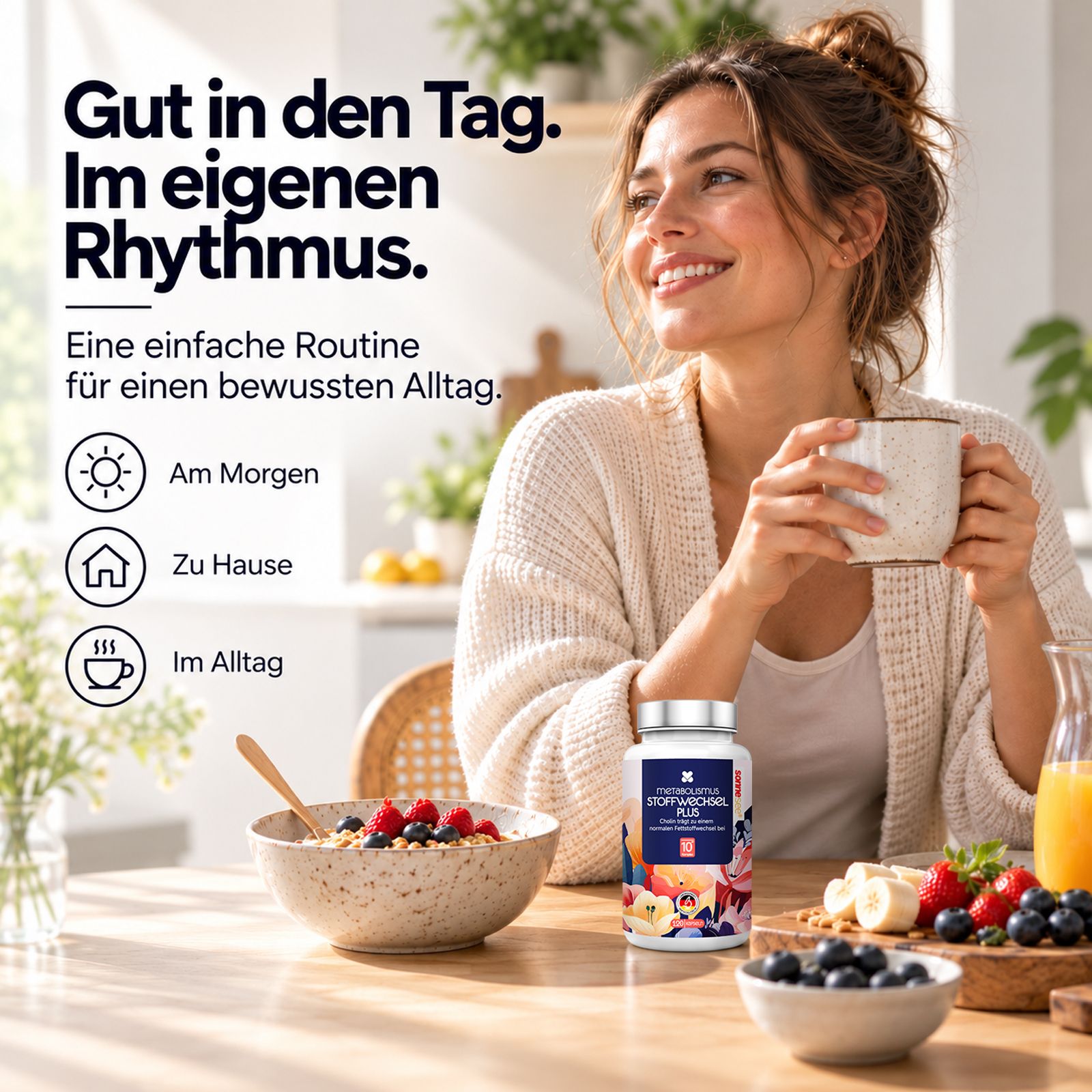 Donna che gusta la colazione, flacone SonneSee Stoffwechsel Komplex sul tavolo. Focus sulla routine mattutina.