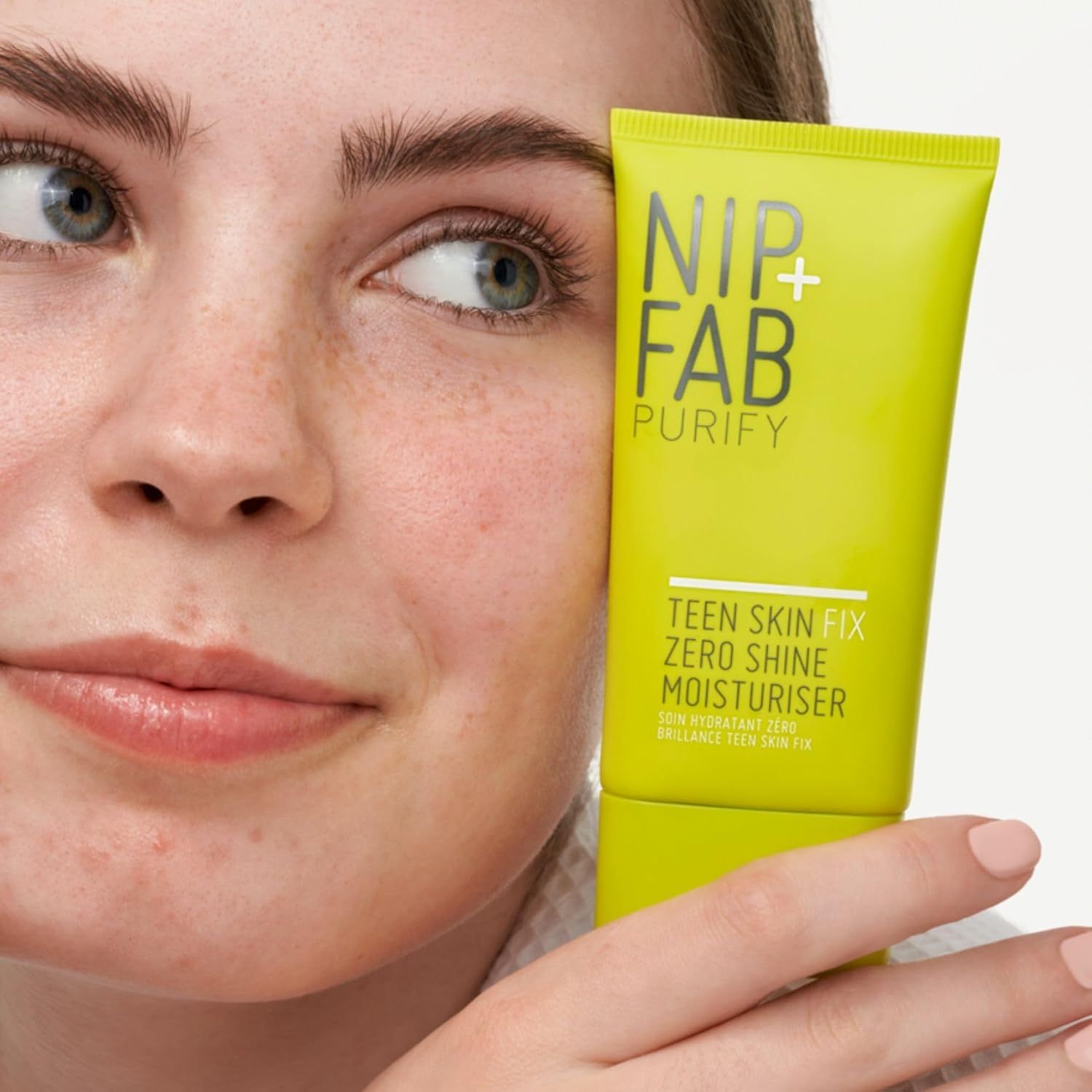 Tubo giallo con testo bianco. Scritta: NIP+FAB PURIFY, Teen Skin Fix Zero Shine Moisturiser.