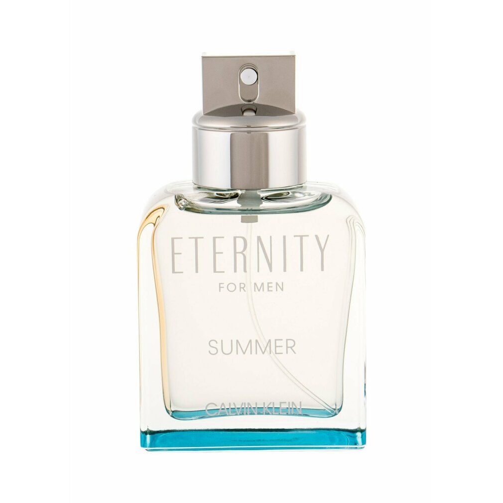 Flacone Eternity for Men Summer. Flacone quadrato con vaporizzatore argentato e base blu. Testo: Eternity, Summer, Calvin Klein.