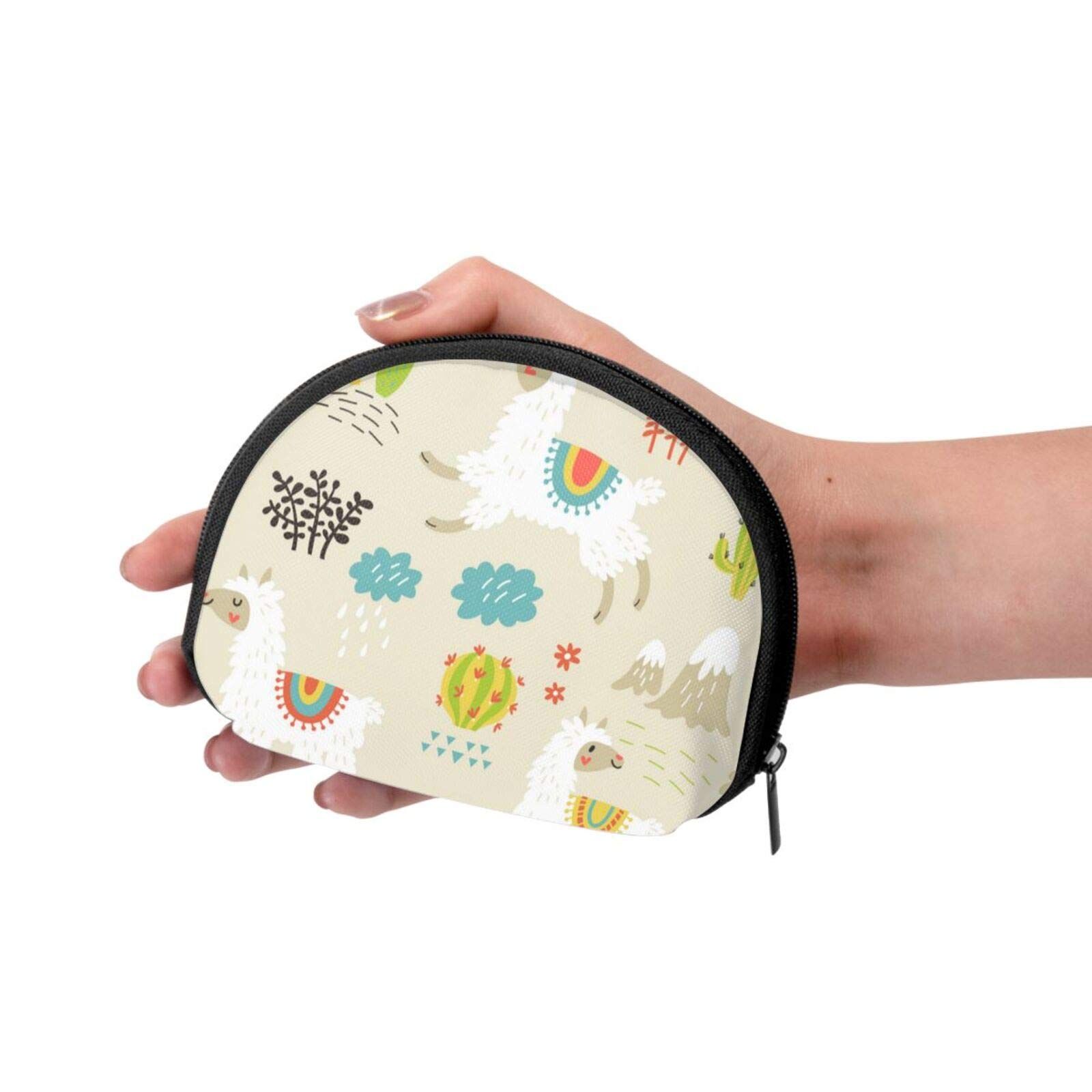 Borsa cosmetica con motivo lama, tenuta in mano. Sfondo beige con illustrazioni di lama, cactus e montagne.