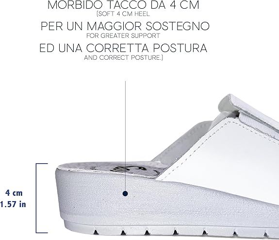 Primo piano del tacco di uno zoccolo Sanì bianco. Altezza tacco 4 cm. Testo: 'Morbido tacco'.