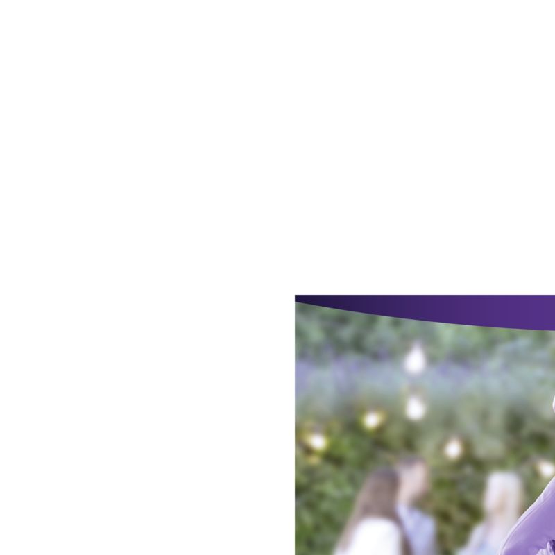 Sfondo bianco con una striscia viola in alto. Sfondo con persone sfocate.