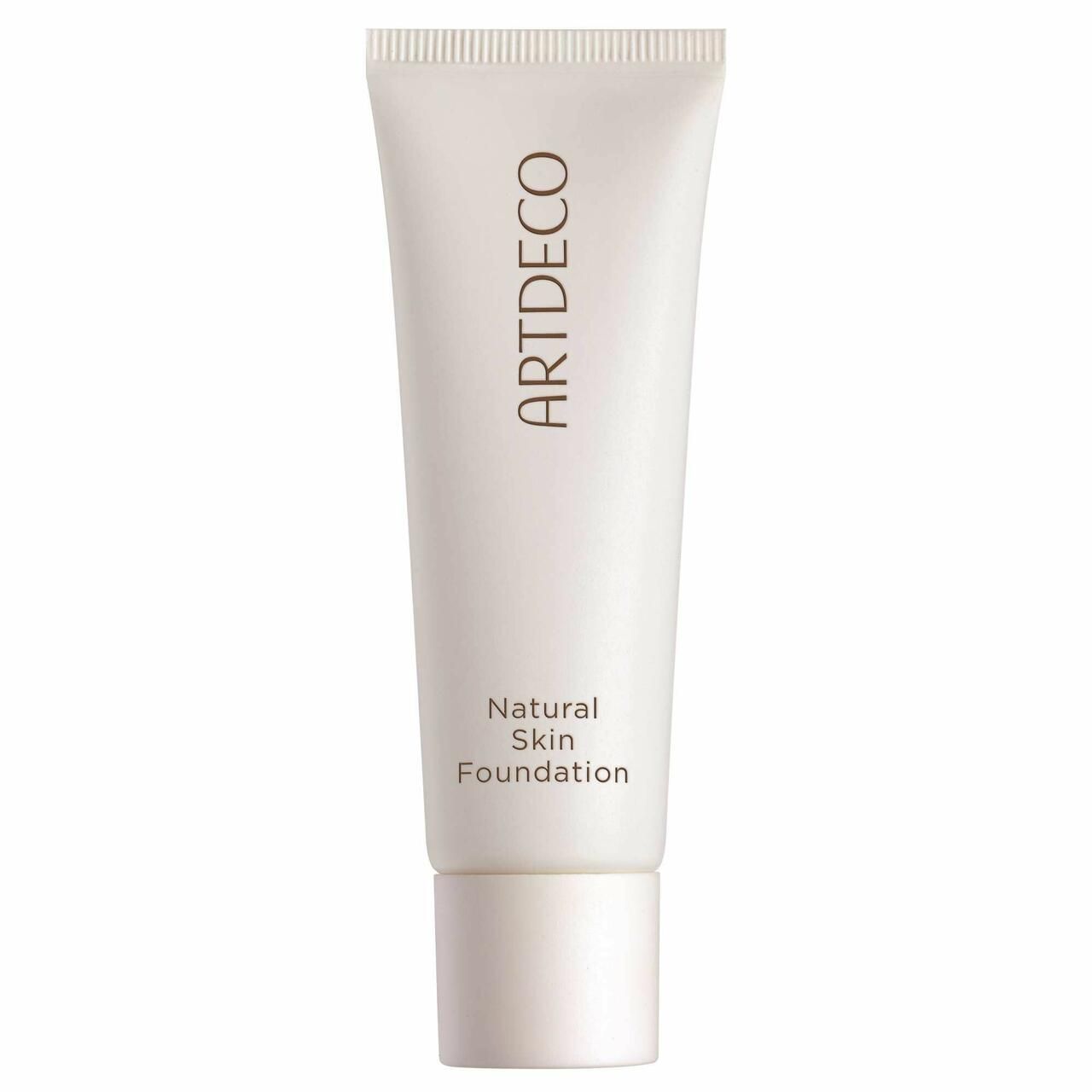 Tubo bianco con logo Artdeco e scritta Natural Skin Foundation. Il tappo è bianco.