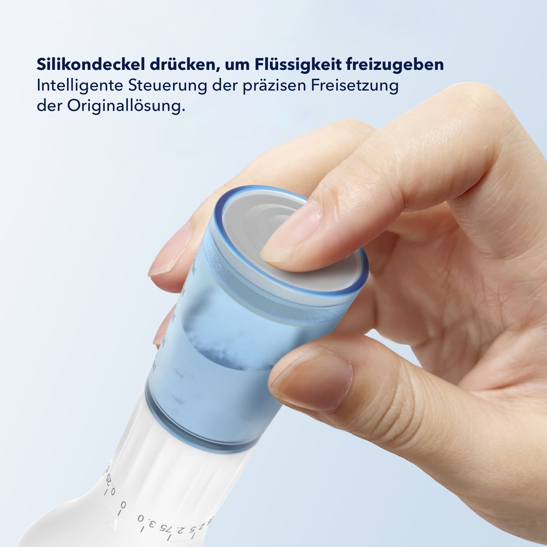 Mano che preme sul coperchio blu del dermastamp. Testo: Rilasciare il liquido. Controllo intelligente.