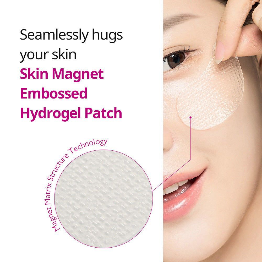 Una donna applica un patch idrogel goffrato per gli occhi che aderisce alla pelle.