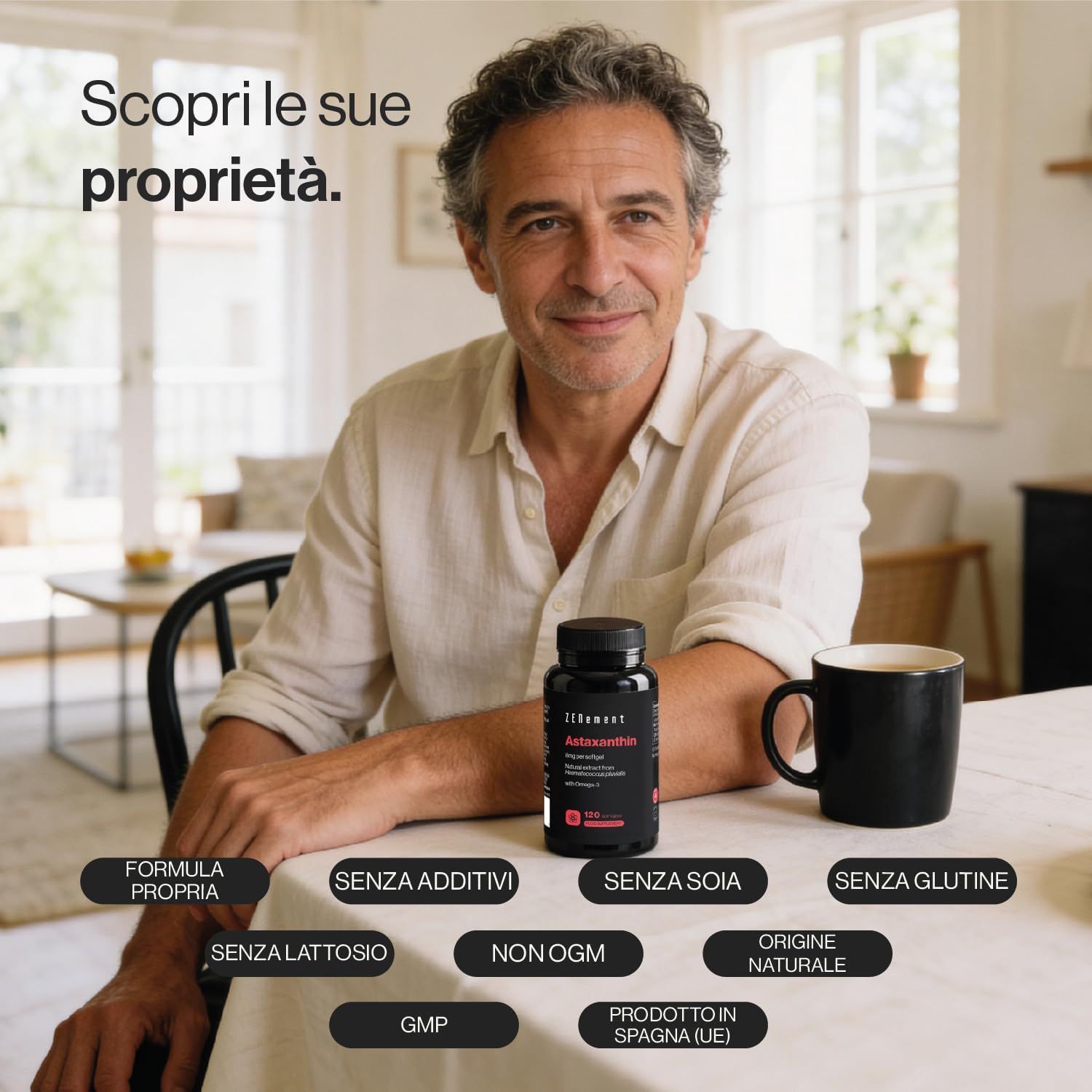 Uomo tiene una bottiglia nera. Sulla bottiglia c'è scritto Astaxantina. Testo: Formula, Senza additivi, Senza soia, Senza glutine, Senza lattosio, Non OGM, Prodotto in Spagna.