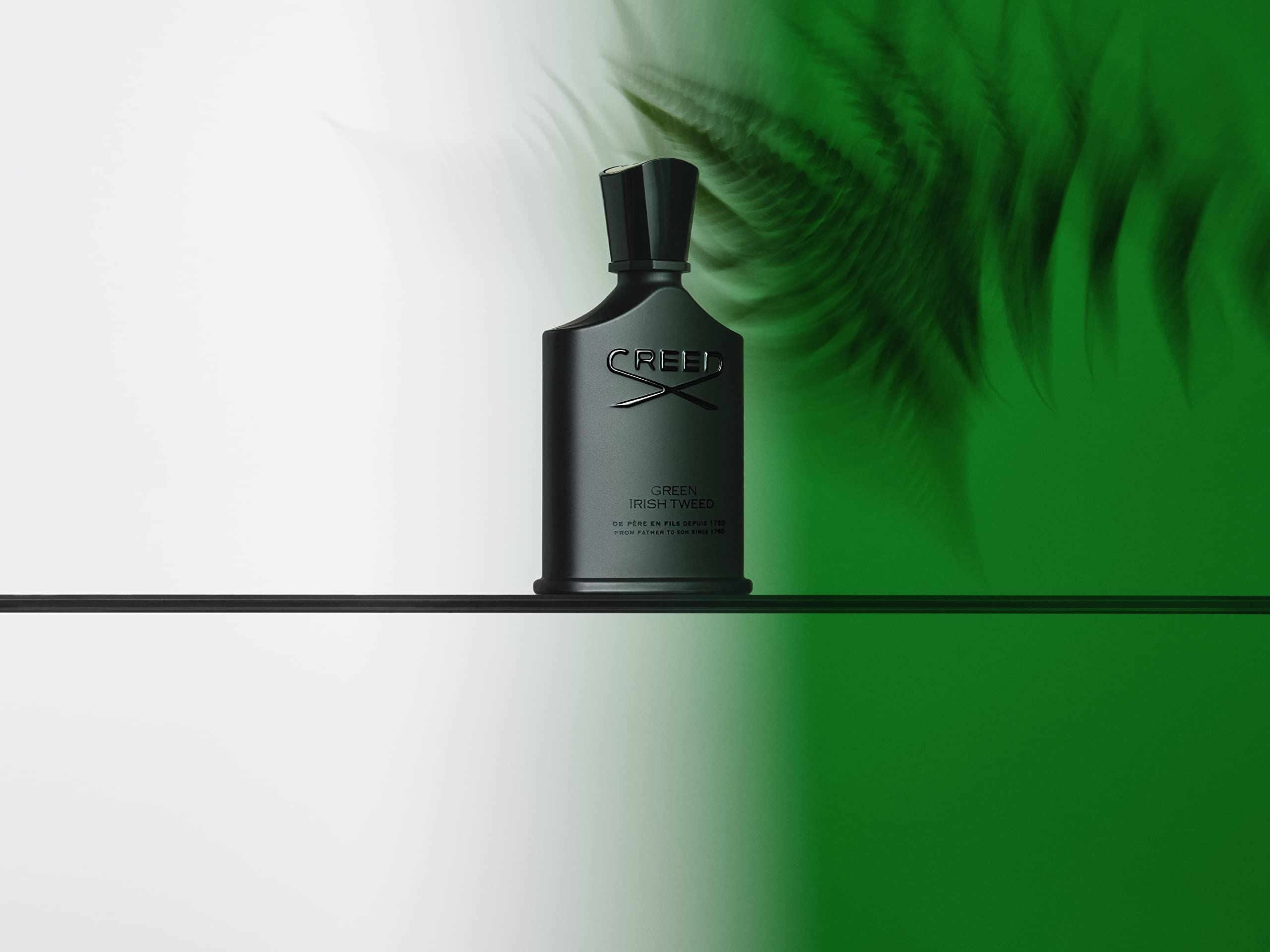 Flacone nero su una linea nera. Sfondo: bianco e verde.