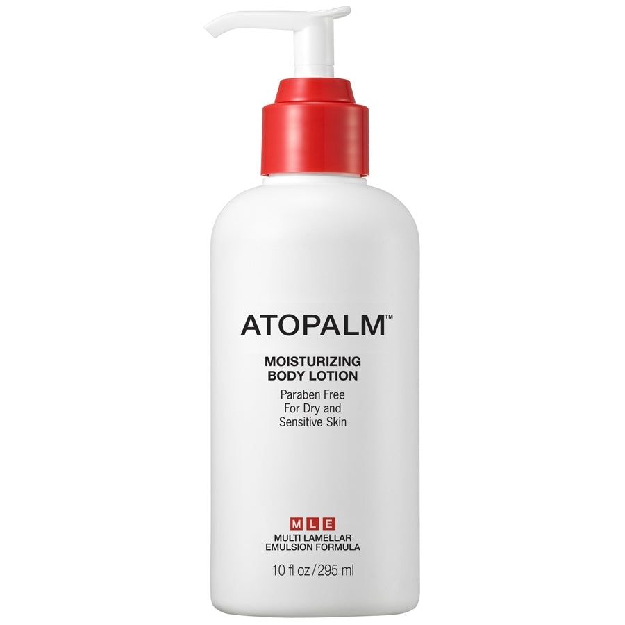 Tubo bianco con tappo rosso. Scritta: ATOPALM Moisturizing Body Lotion. Per pelli secche e sensibili.