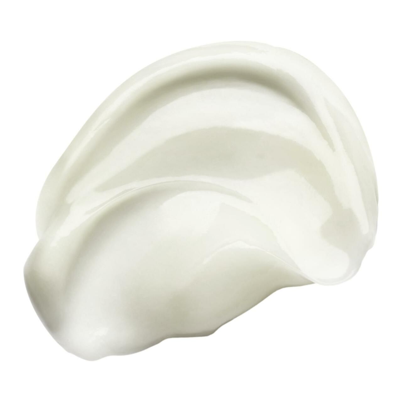 Macchia di balsamo bianco su sfondo bianco. Consistenza cremosa.