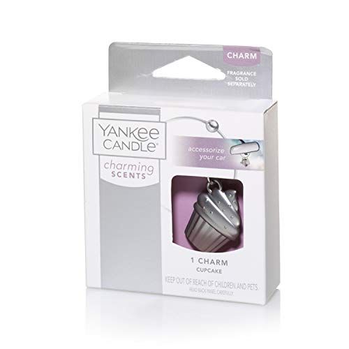 Charm Cupcake Yankee Candle in confezione. Ciondolo argentato a forma di cupcake. Confezione del prodotto con logo del marchio.
