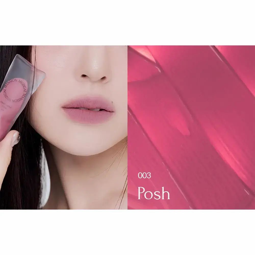 Tinta labbra 003 Posh. Modella con rossetto. Sfumatura di colore. Testo: 003 Posh.