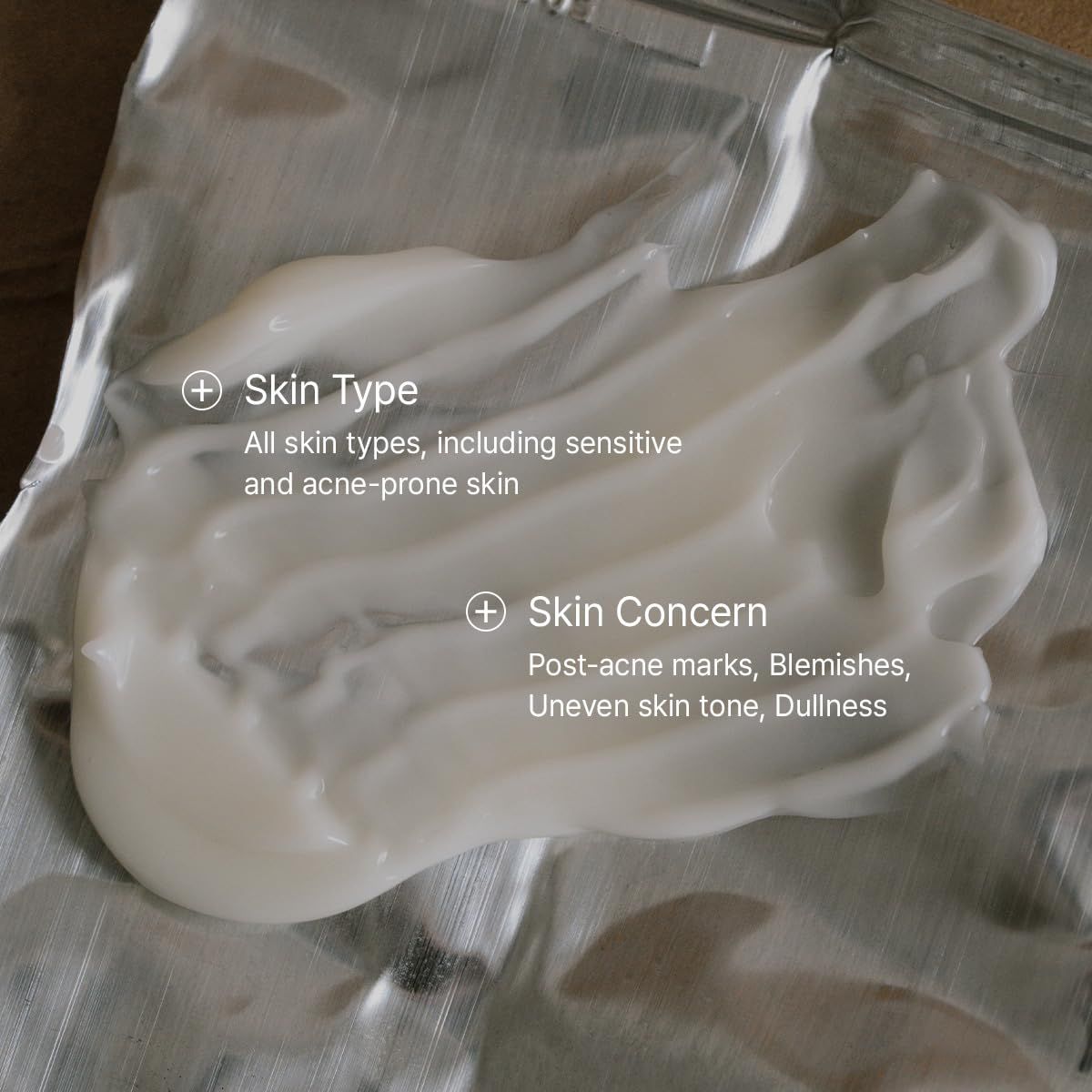 Una crema bianca con campi di testo per tipo di pelle e problema della pelle.