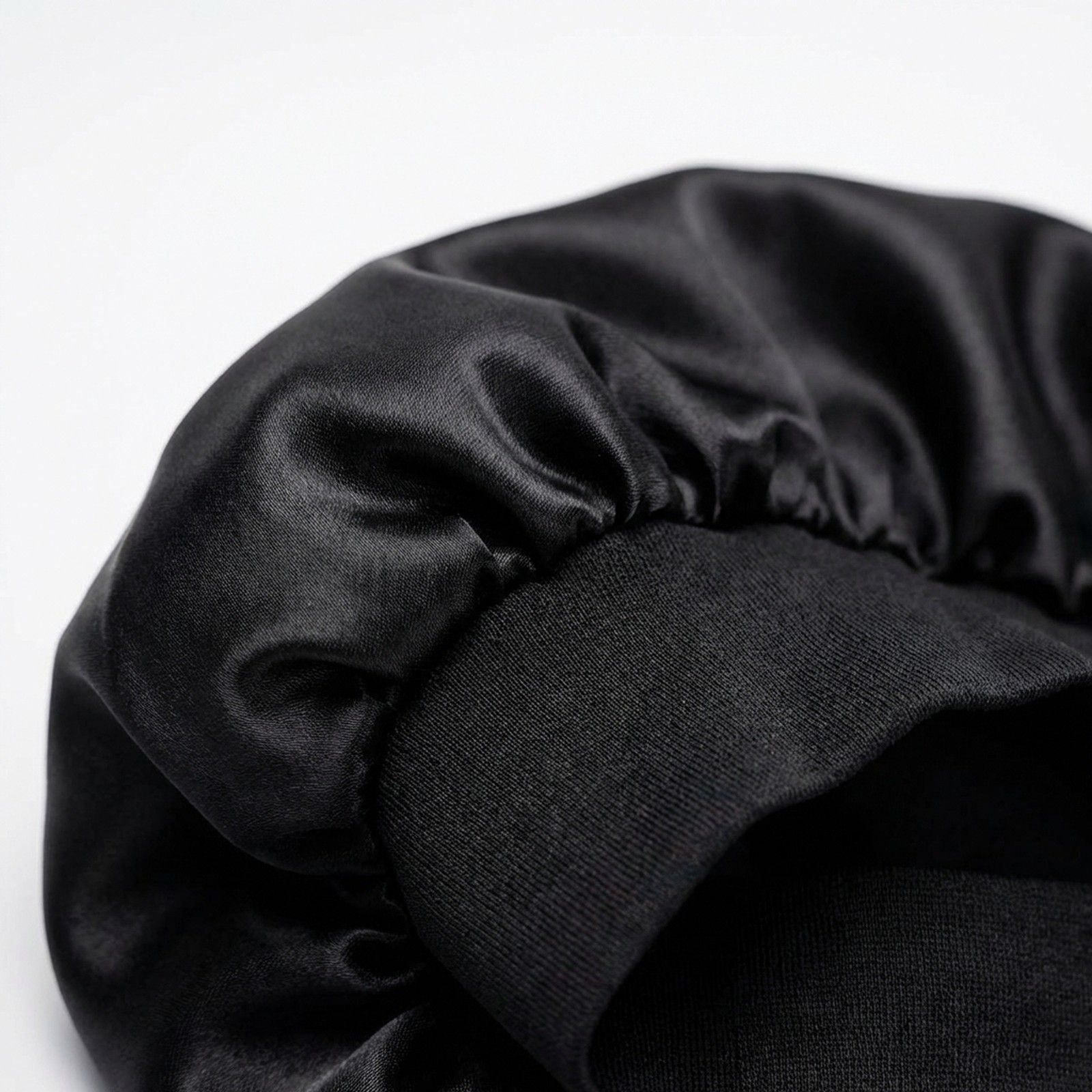 Cuffia da notte in raso nero con elastico.