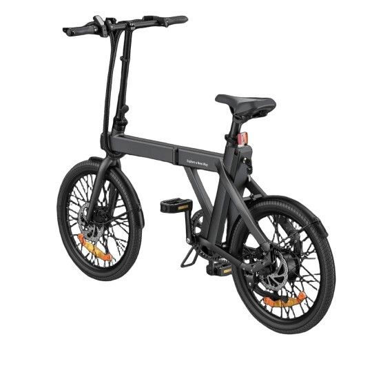 E-bike pieghevole nero. Caratteristiche visibili: manubrio, sella, pedali, ruote con dischi freno arancioni. Su sfondo chiaro.