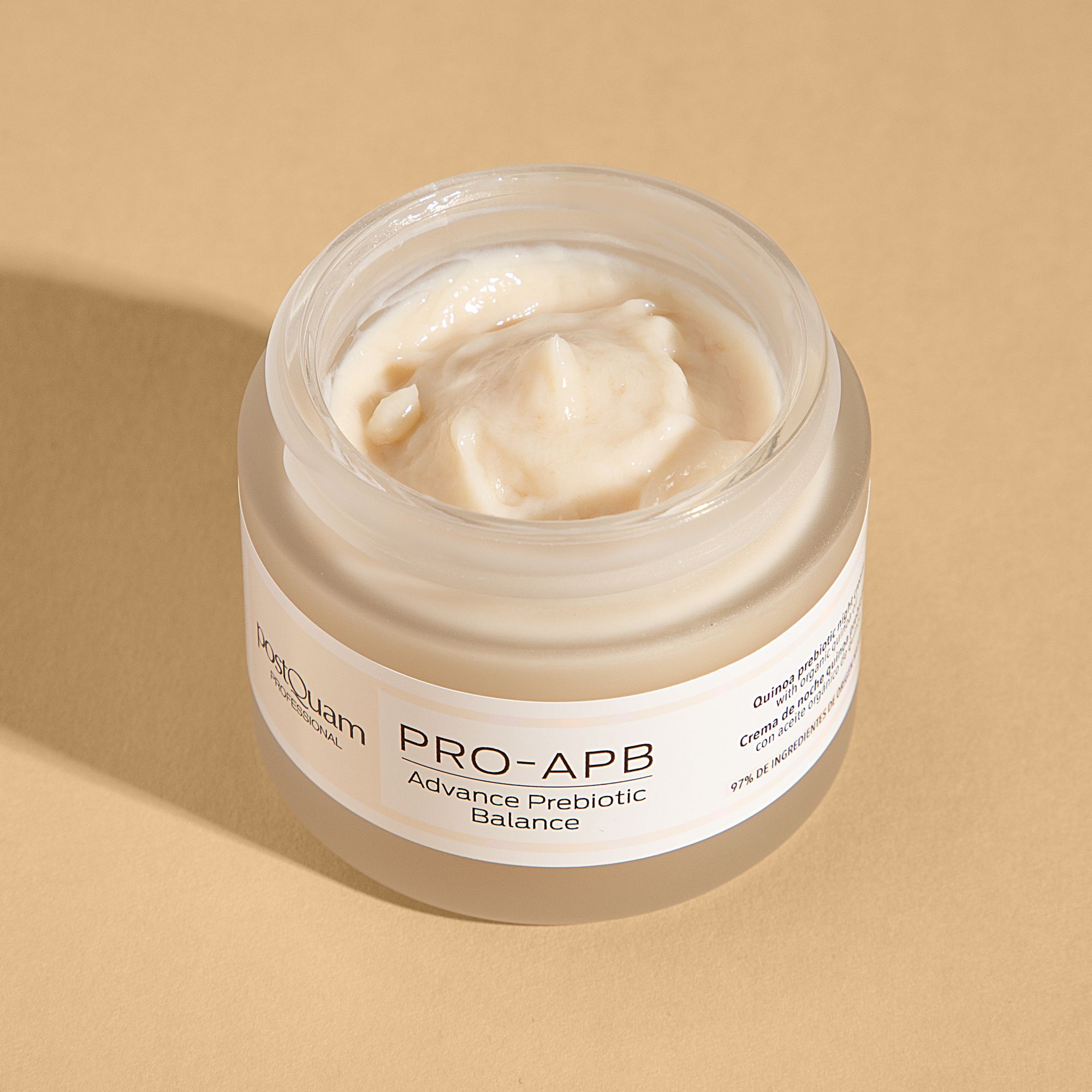 Vaso di crema aperto. Crema visibile. Scritta: Postquam, PRO-APB, Advance Prebiotic Balance. Testo: Crema notte prebiotica alla quinoa. 97% ingredienti.