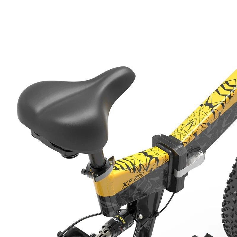 Primo piano della sella e del telaio di un'e-bike gialla e nera. Visibili: sella, telaio, logo XF200.