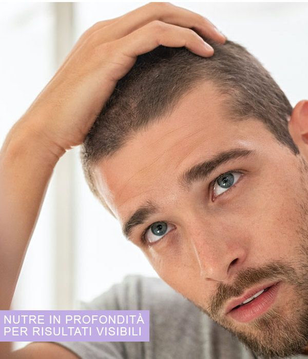 Uomo che si tocca i capelli. Testo: Nutre in profondità per risultati visibili.