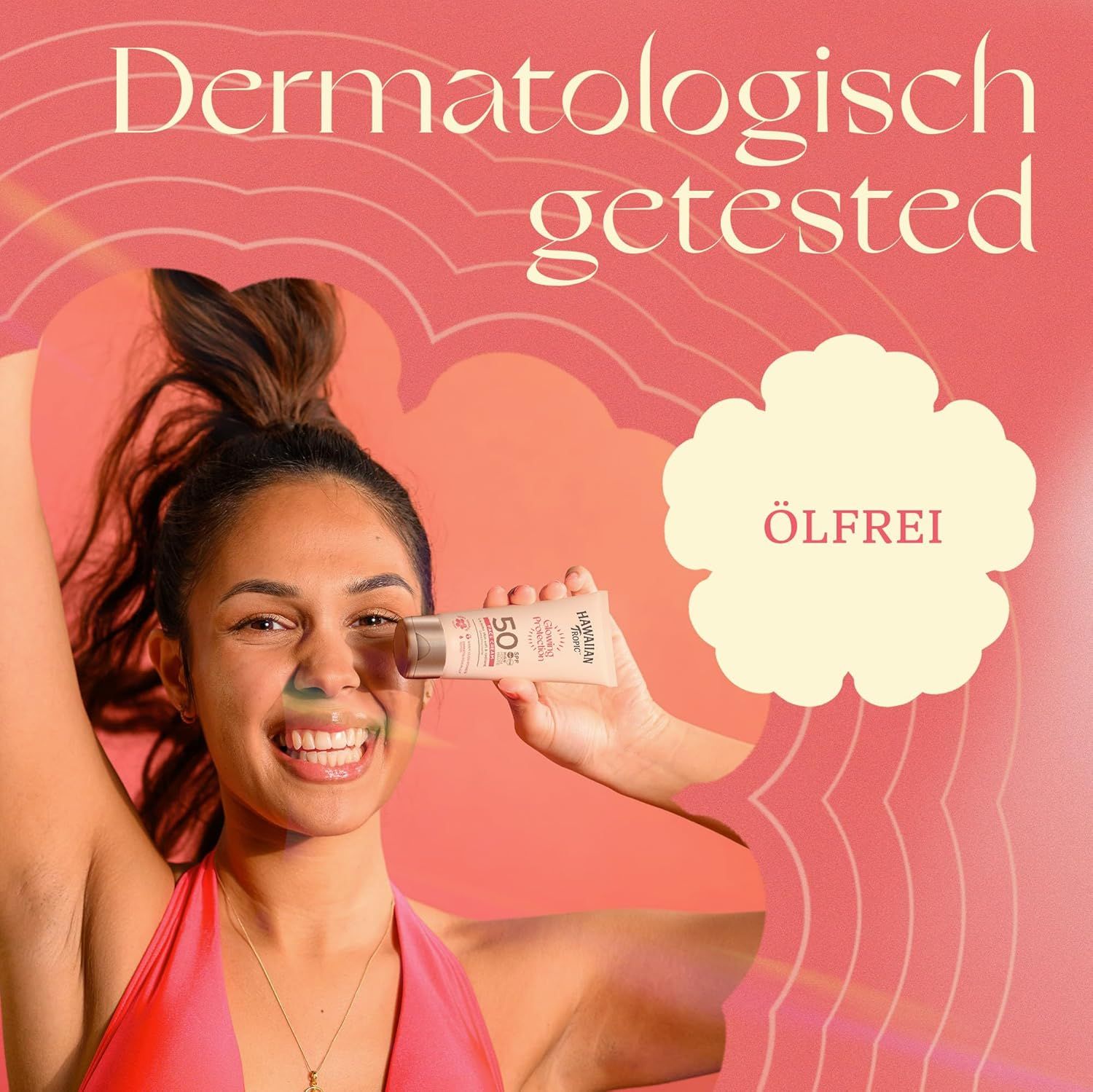 Donna tiene un tubo di crema solare. Marca: Hawaiian Tropic. SPF 50. Cura del viso. Dermatologicamente testato. Senza olio.