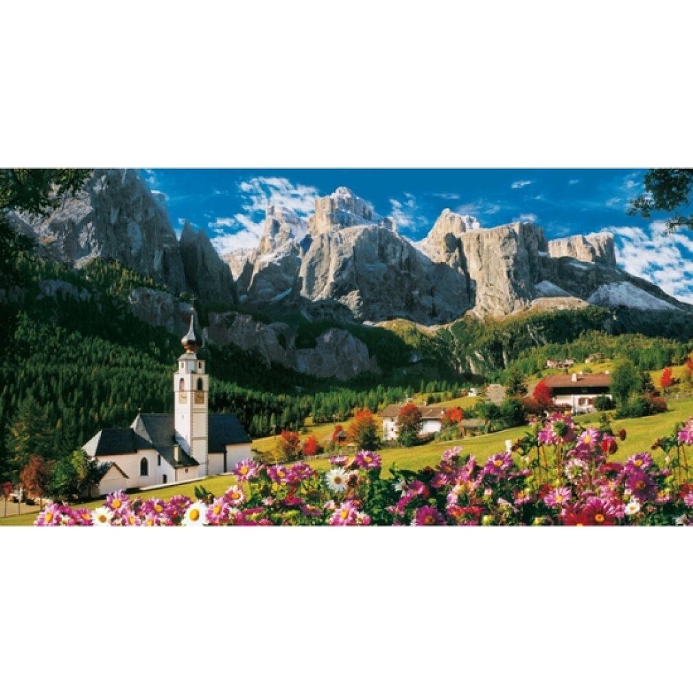 Puzzle paesaggistico con montagne, chiesa e prato fiorito. Cielo nuvoloso. Motivo del puzzle.