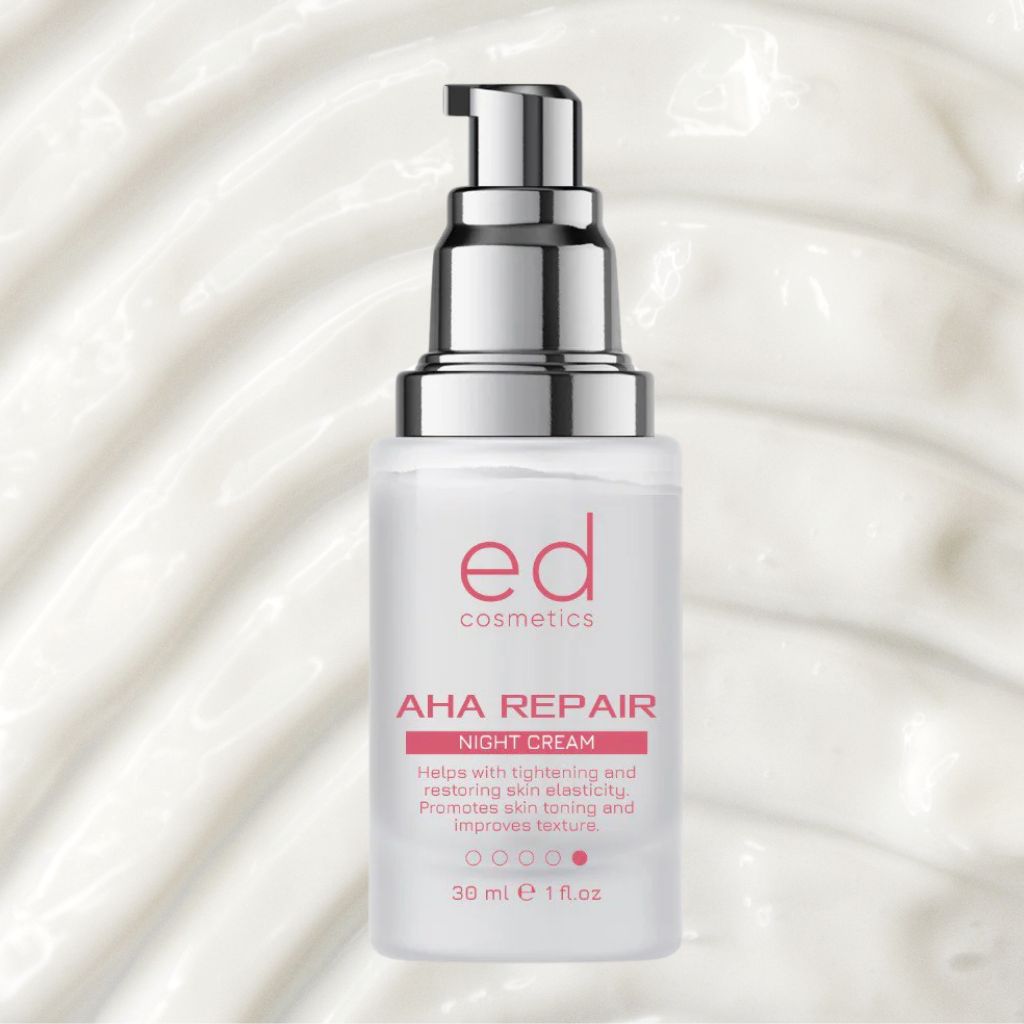 Flacone di crema con erogatore. Scritta: ed cosmetics, AHA REPAIR NIGHT CREAM. 30 ml. Sfondo: crema.