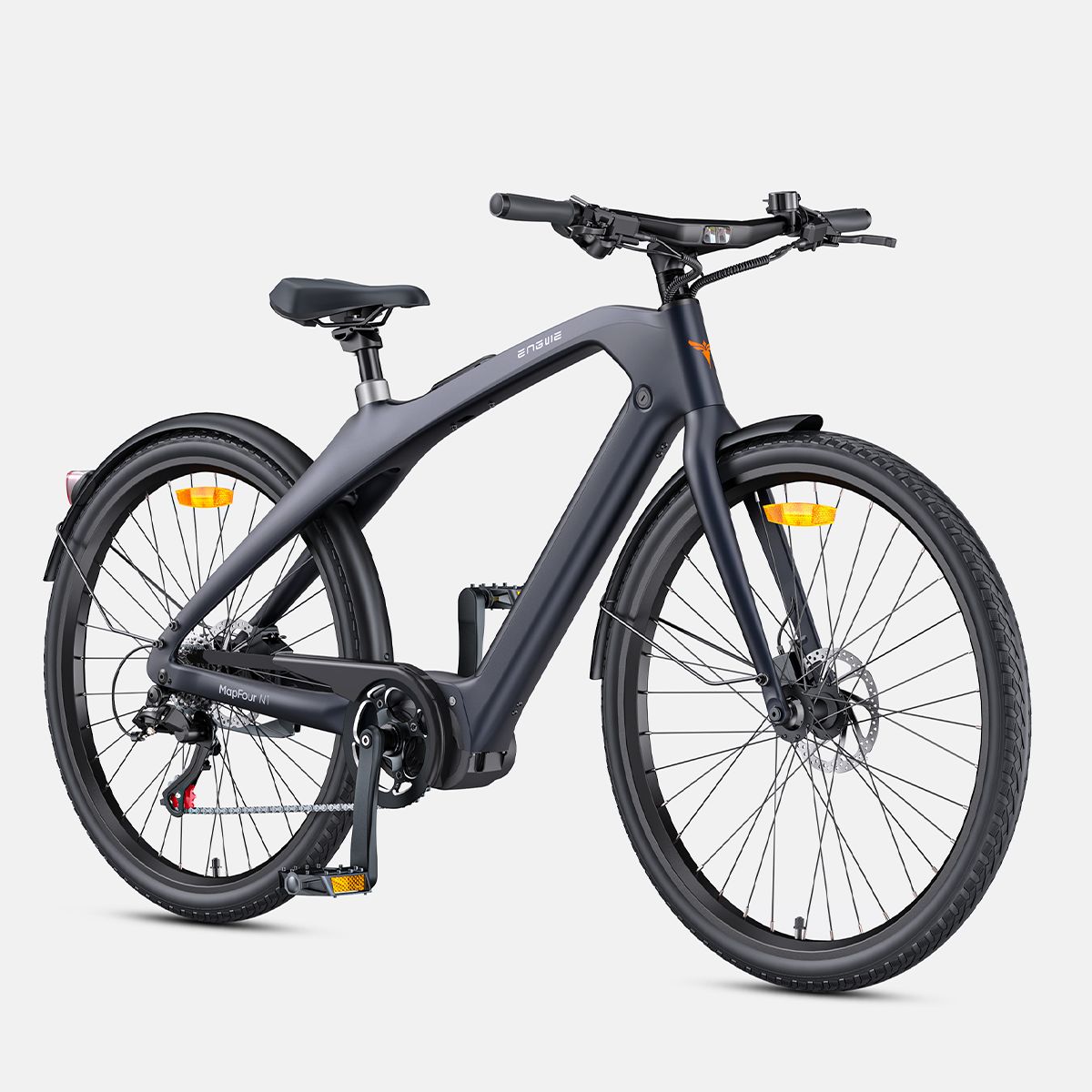 Bicicletta elettrica grigio scuro con pneumatici e parafanghi neri. Freni e pedali visibili. Logo Engwe.