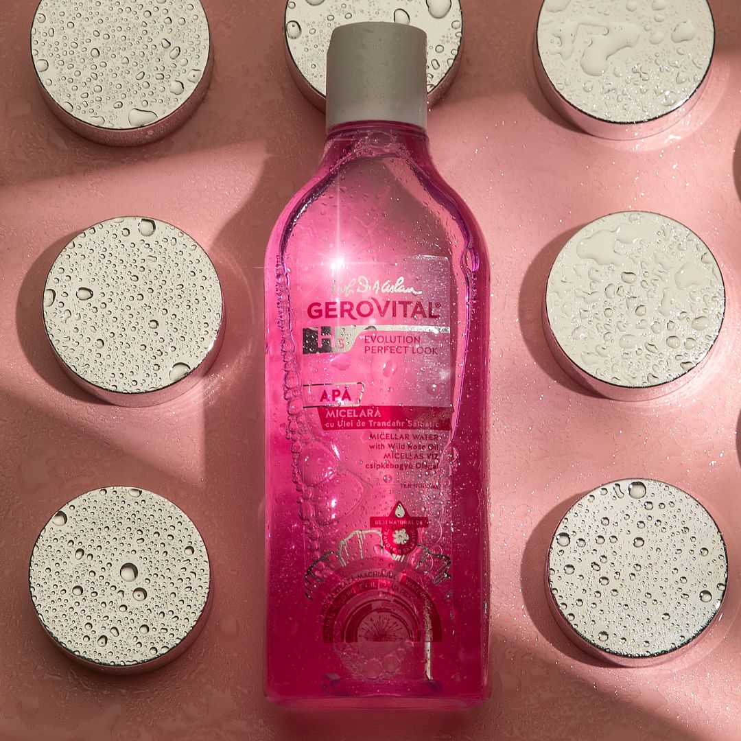 Liquido rosa in bottiglia trasparente con tappo bianco. Etichetta: Gerovital, Acqua Micellare. Sfondo: cerchi argentati.