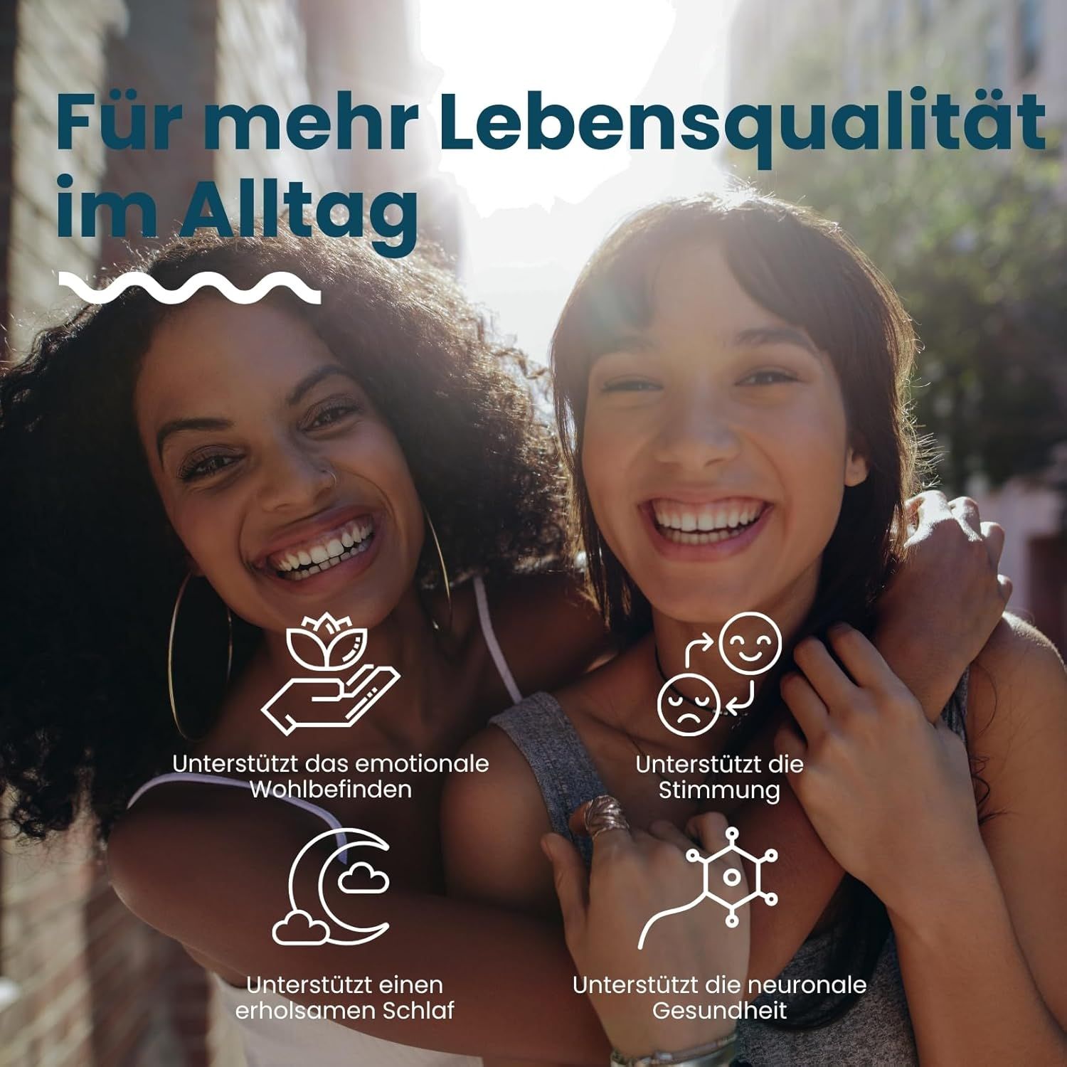 Due donne sorridono. Vantaggi: benessere emotivo, umore, sonno, salute neuronale.