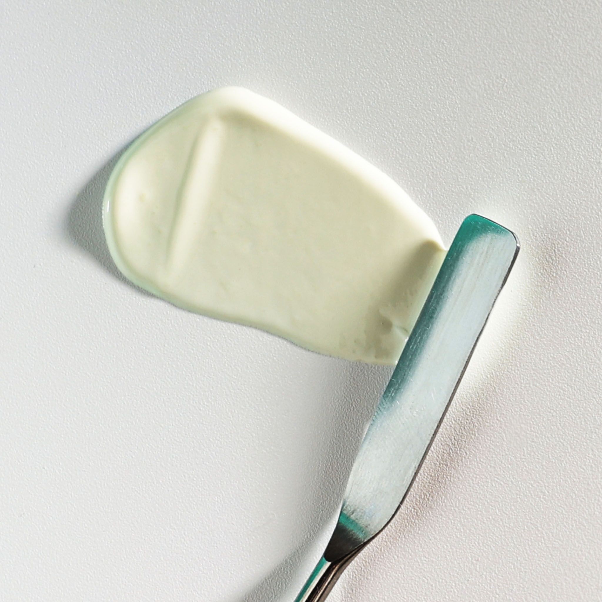 Tubo di crema con SPF 50.