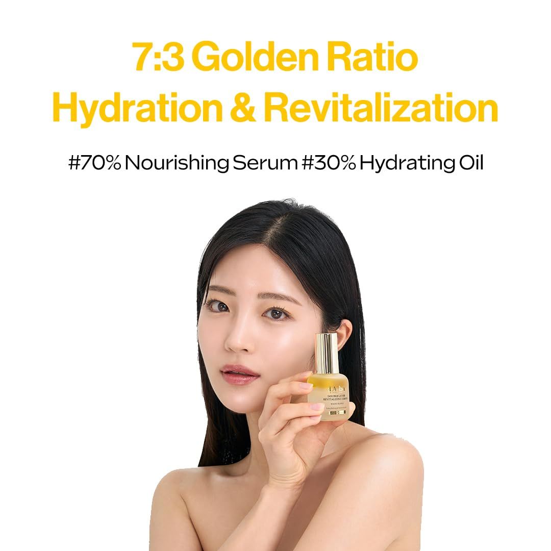 Donna che tiene in mano un flacone di siero. Scritta: d'Alba, Double Layer Revitalizing Serum. Testo: 7:3 Golden Ratio Hydration & Revitalization.