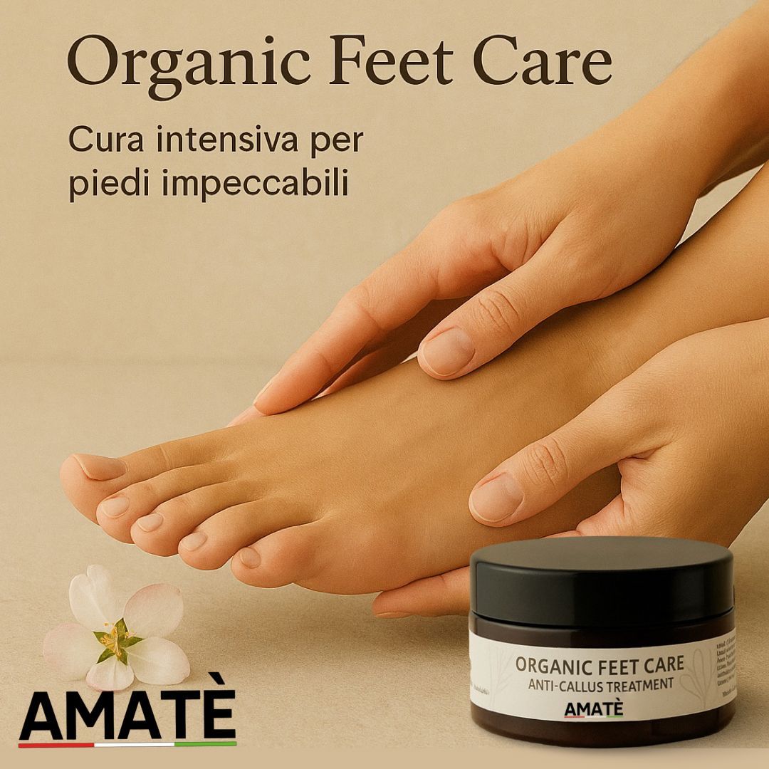Piede con mani, accanto un vasetto. Scritta: ORGANIC FEET CARE ANTI-CALLUS TREATMENT. Marchio: AMATÈ.