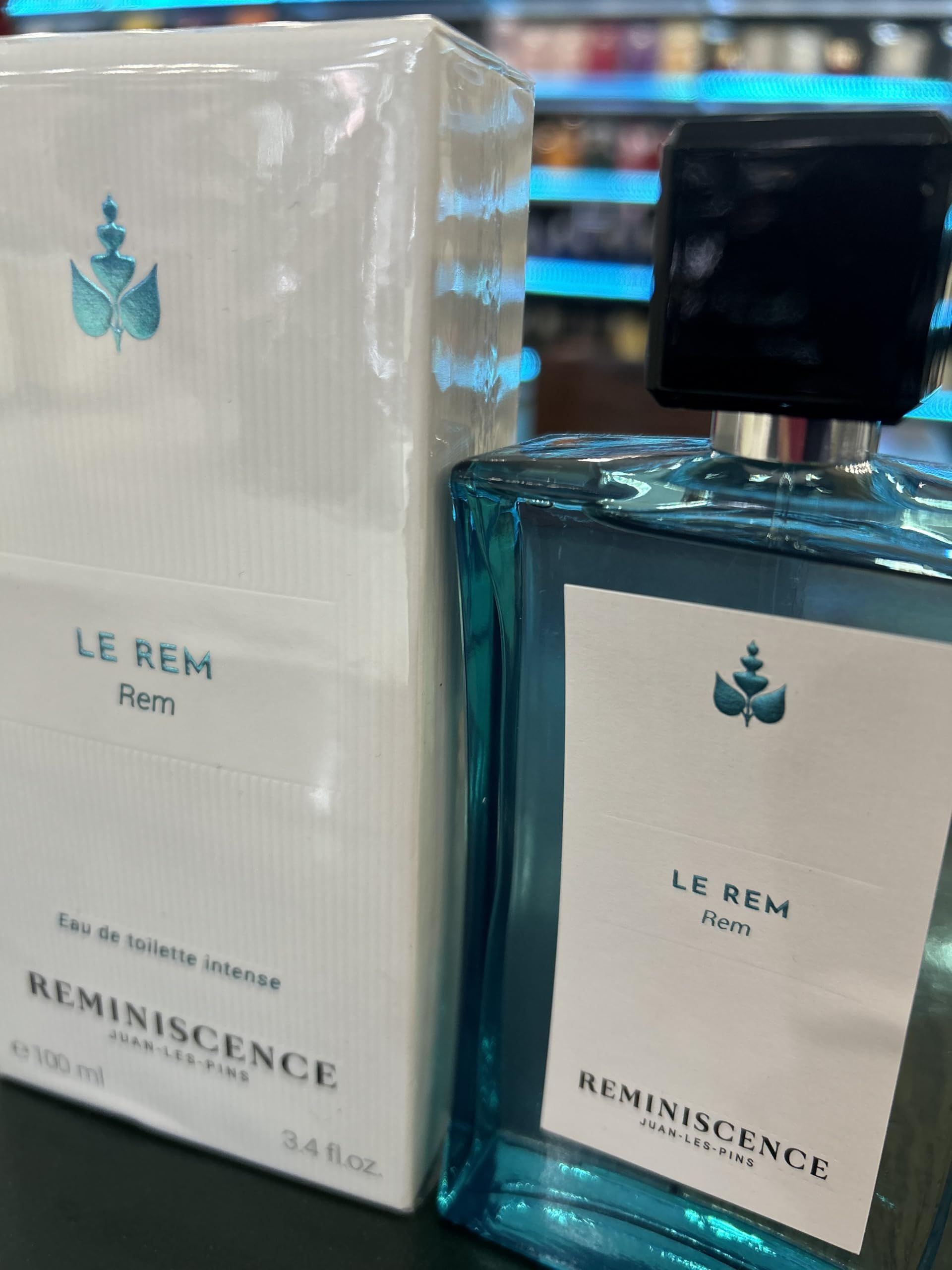 Flacone turchese con tappo nero e confezione bianca. Scritta: Le Rem, Reminiscence.