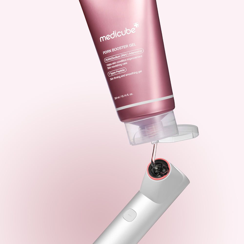 Tubo rosa MEDICUBE PDRN Booster Gel, il prodotto viene versato in un dispositivo. Testo e informazioni.