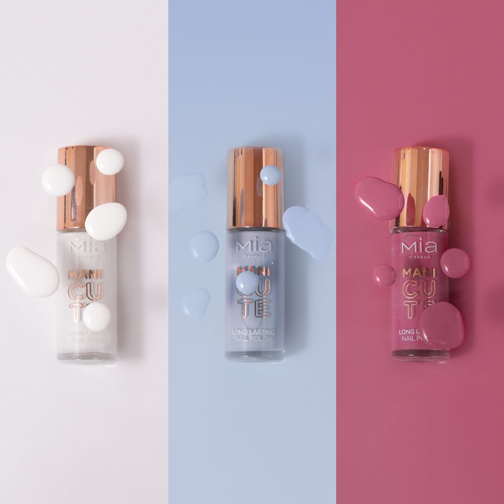 Tre smalti Mia Makeup Manicute. Colori: bianco, azzurro, rosa. Tappi dorati. Macchie di colore su sfondo colorato.