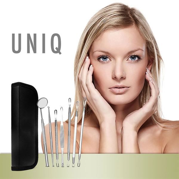 Donna con set per la cura della pelle. Custodia nera con strumenti. Logo UNIQ in alto a sinistra.